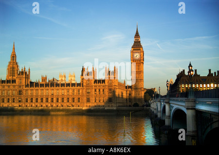 Dawn shot de Maisons du Parlement et de Westminster Bridge baigné de lumière Londres early golden Banque D'Images