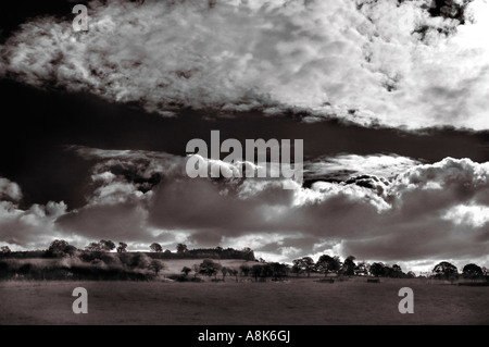 Le noir et blanc paysage rural dans le sud du Pays de Galles avec un grand ciel assombrit spectaculaire Banque D'Images