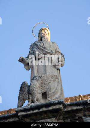 Les statues sur le toit de l'église St Blaise à Dubrovnik Croatie Banque D'Images