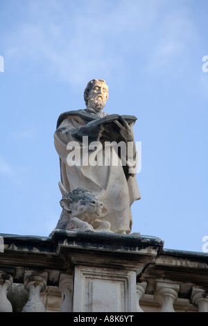 Les statues sur le toit de l'église St Blaise à Dubrovnik Croatie Banque D'Images