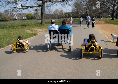 Dans la famille 76200 park sur différents types de vélos couchés et de charrettes. Banque D'Images