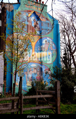 Photo murale de l'aire d'aventure sur le côté de la maison par Slade Jardin à Brixton dans le sud de Londres. Banque D'Images