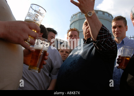 Les marchands de chevaux se sont réunis à l'extérieur Flanagan dans Wandsworth pub d'armes dans le sud de Londres pour l'événement annuel de la banque d'émission. Banque D'Images