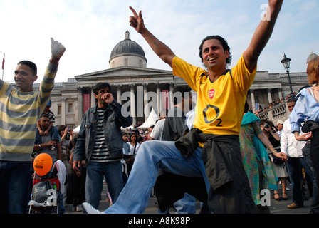 Célébration de la fête des sikhs et hindous Vaisakhi à Trafalgar Square le 6 mai 2007. Banque D'Images