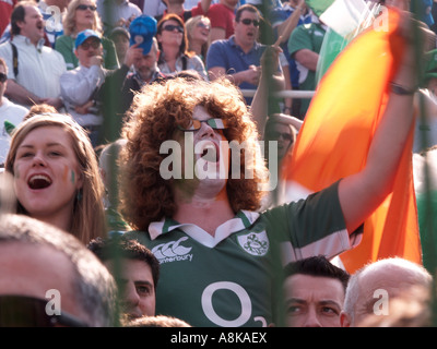 Fans de rugby irlandais en foule pour l'Italie v Irlande six nations 17 mars 2007 Banque D'Images