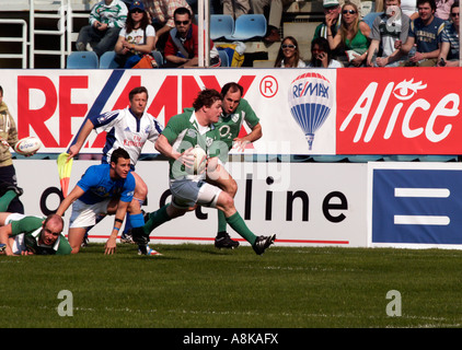 Brian O Driscoll à propos de passez le ballon à Girvan Dempsey qui continue de marquer l'Italie v Irlande rugby six nations 10 mars 2007 Banque D'Images