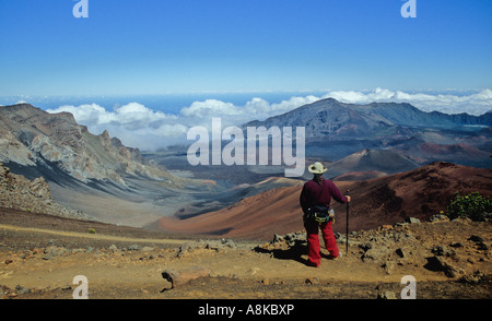 Randonneur le long du sentier des sables bitumineux glissant dans le Parc National de Haleakala sur Maui Banque D'Images