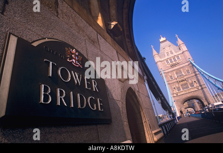 Tower Bridge et le point de vue de l'ensemble de connexion avec les armoiries de la ville sur la Tamise, Londres, Angleterre. UK Banque D'Images