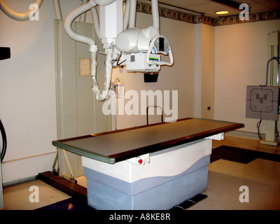 Table de radiographie et du tube pour créer des rayons x Banque D'Images