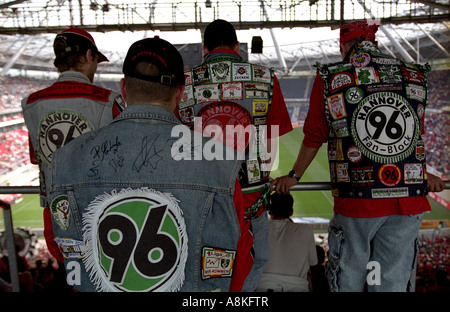 Les partisans de Hannover 96 football club à l'AWD-Arena, Basse-Saxe, Allemagne. Banque D'Images