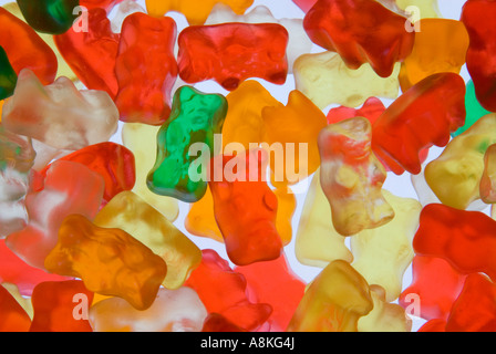 Close up horizontale de beaucoup d'ours gommeux multicolores ou ours jelly sweets sur fond blanc Banque D'Images