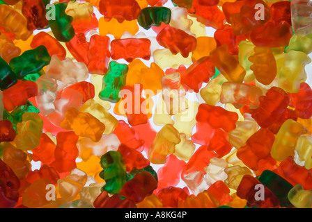 Close up horizontale de beaucoup d'ours gommeux multicolores ou ours jelly sweets sur fond blanc Banque D'Images