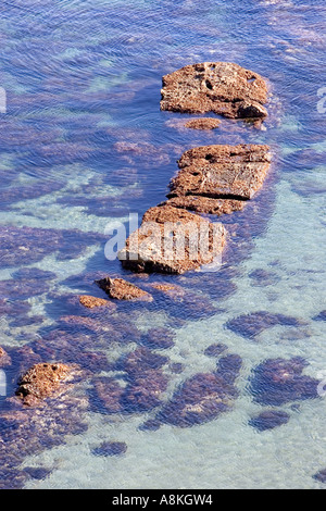 Belles formations rocheuses étranges en mer peu profonde sur une plage en Espagne Banque D'Images