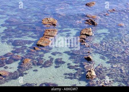 Belles formations rocheuses étranges en mer peu profonde sur une plage en Espagne Banque D'Images