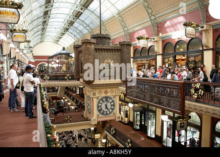 Queen Victoria Building Centre commercial galerie intérieur avec horloge du sud et les acheteurs de Noël en Nouvelle Galles du Sud Sydney NS Banque D'Images