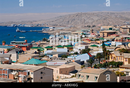 Vue sur la ville portuaire de Luderitz en Namibie. Banque D'Images