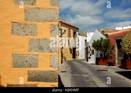 Maisons en pierre de basalte peintes de style typique dans la ville d'Aguimes, sur l'île de Gran Canaria, l'une des îles Canaries d'Espagne Banque D'Images