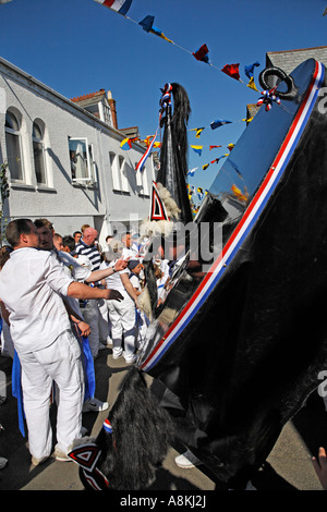 Le taquiner à l'Oss Obby Oss Cornwall Padstow Célébrations Mayday Grande-bretagne angleterre Europe Banque D'Images