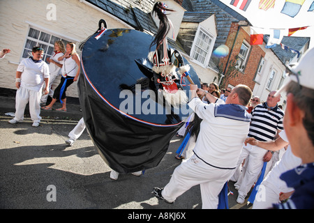 Le taquiner à l'Oss Obby Oss Cornwall Padstow Célébrations Mayday Grande-bretagne angleterre Europe Banque D'Images