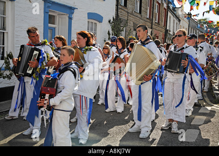 Les Bleus marchant à l'Obby Oss Cornwall Padstow Célébrations Mayday Grande-bretagne angleterre Europe Banque D'Images