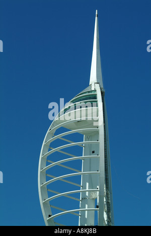 La tour Spinnaker qui se situe à 165 mètres de haut est en construction à côté de Gunwharf Quays est placé au centre du millénaire Banque D'Images