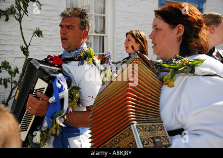 Les Bleus marchant à l'Obby Oss Cornwall Padstow Célébrations Mayday Grande-bretagne angleterre Europe Banque D'Images