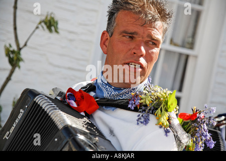 Arnold Schwarzenegger Au sosie Obby Oss Cornwall Padstow Célébrations Mayday Grande-bretagne angleterre Europe Banque D'Images