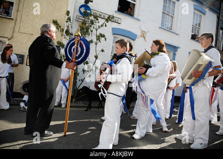 Les Bleus marchant à l'Obby Oss Cornwall Padstow Célébrations Mayday Grande-bretagne angleterre Europe Banque D'Images