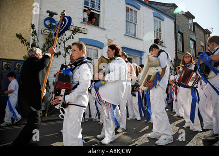 Les Bleus marchant à l'Obby Oss Cornwall Padstow Célébrations Mayday Grande-bretagne angleterre Europe Banque D'Images