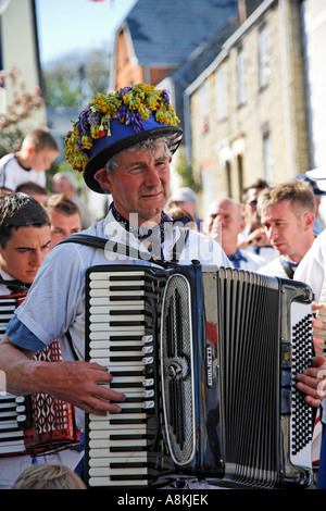 Les joueurs d'accordéon à l'Obby Oss Cornwall Padstow Célébrations Mayday Grande-bretagne angleterre Europe Banque D'Images