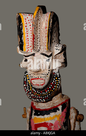 Une figure cérémonielle sculptée dans le bois et peinte avec des couleurs polychromes et des motifs de points. Afrique Banque D'Images