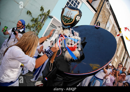 La taquiner le Obby Oss Oss Cornwall Padstow Célébrations Mayday Grande-bretagne angleterre Europe Banque D'Images