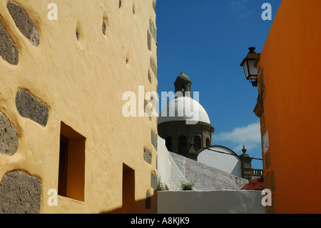 Maisons en pierre de basalte peintes de style typique dans la ville d'Aguimes, sur l'île de Gran Canaria, l'une des îles Canaries d'Espagne Banque D'Images