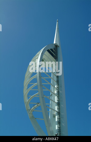 La tour Spinnaker qui se situe à 165 mètres de haut est en construction à côté de Gunwharf Quays est placé au centre du millénaire Banque D'Images