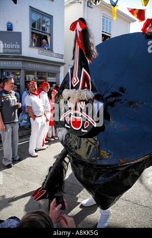 L'appel Mayday Obby Oss Angleterre Cornwall Padstow Festival UK Europe Banque D'Images