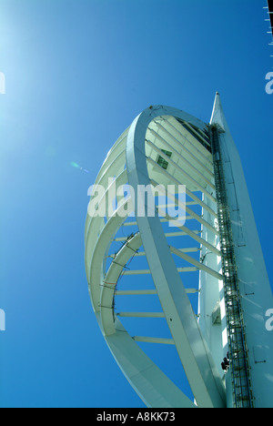 La tour Spinnaker qui se situe à 165 mètres de haut est en construction à côté de Gunwharf Quays est placé au centre du millénaire Banque D'Images