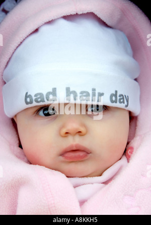 Joli Bebe Fille Avec Chapeau Funky Sur Qui Dit Mauvais Jour De Cheveux Photo Stock Alamy