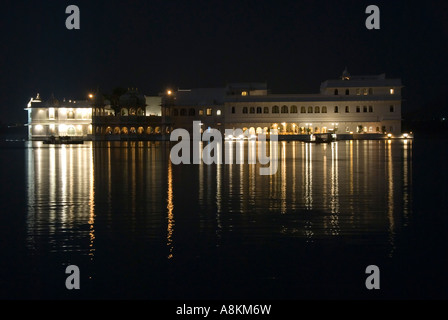 Taj Lake Palace Hotel au lac Pichola de nuit, Udaipur, Rajasthan, Inde Banque D'Images