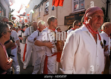 Les joueurs d'accordéon à l'Obby Oss Cornwall Padstow Célébrations Mayday Grande-bretagne angleterre Europe Banque D'Images