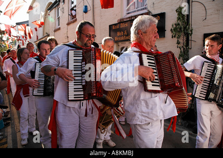 Les joueurs d'accordéon à l'Obby Oss Cornwall Padstow Célébrations Mayday Grande-bretagne angleterre Europe Banque D'Images