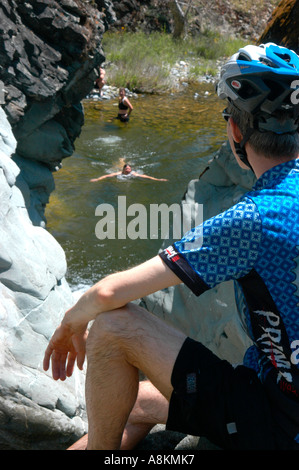 Vélo de montagne de la rivière au repos Henry Coe State Park dans le Nord de la Californie USA Banque D'Images