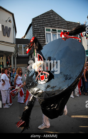 Le taquiner à l'Oss Obby Oss Cornwall Padstow Célébrations Mayday Grande-bretagne angleterre Europe Banque D'Images