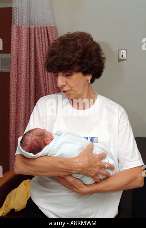 Heureux grand-mère détient son petit-fils pour la première fois dans la salle d'accouchement. Banque D'Images