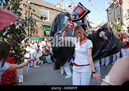 Le taquiner à l'Oss Obby Oss Cornwall Padstow Célébrations Mayday Grande-bretagne angleterre Europe Banque D'Images