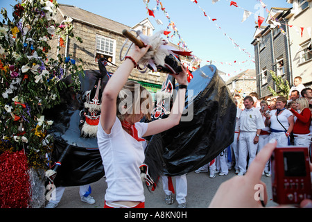 Le taquiner à l'Oss Obby Oss Cornwall Padstow Célébrations Mayday Grande-bretagne angleterre Europe Banque D'Images