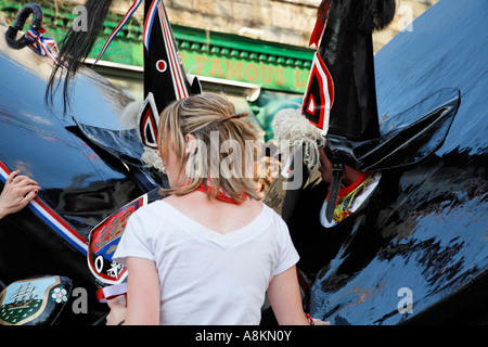 Osses deux à l Obby Oss Cornwall Padstow Célébrations Mayday Grande-bretagne angleterre Europe Banque D'Images