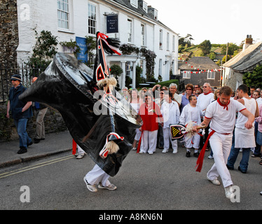 Le taquiner à l'Oss Obby Oss Cornwall Padstow Célébrations Mayday Grande-bretagne angleterre Europe Banque D'Images