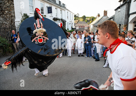 Le taquiner à l'Oss Obby Oss Cornwall Padstow Célébrations Mayday Grande-bretagne angleterre Europe Banque D'Images