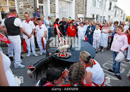 Le taquiner à l'Oss Obby Oss Cornwall Padstow Célébrations Mayday Grande-bretagne angleterre Europe Banque D'Images