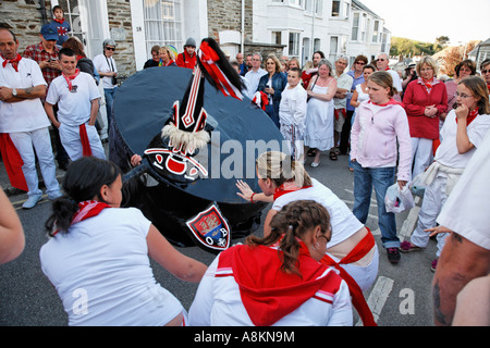 Le taquiner à l'Oss Obby Oss Cornwall Padstow Célébrations Mayday Grande-bretagne angleterre Europe Banque D'Images